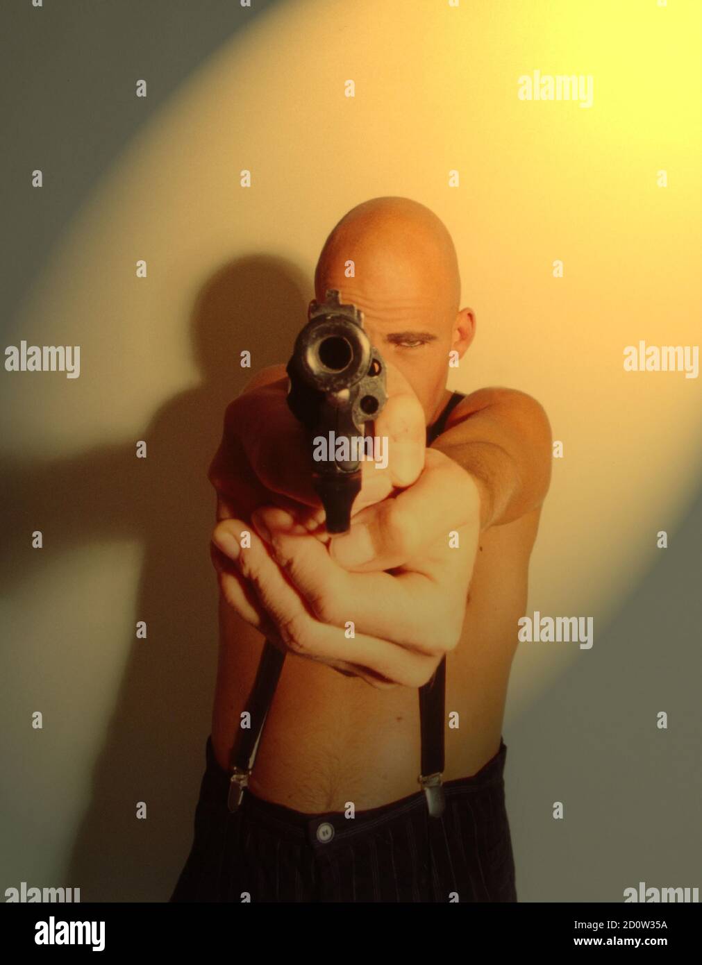 Homme, Bald, Gun, Temple, tête, Berlin, Allemagne, Europe Banque D'Images