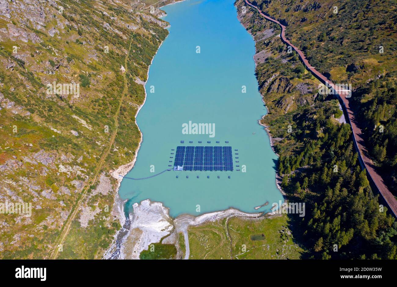 Capteurs solaires d'une centrale solaire flottant sur le lac de montagne Lac des Toules, Bourg-St-Pierre, Valais, Suisse, Europe Banque D'Images