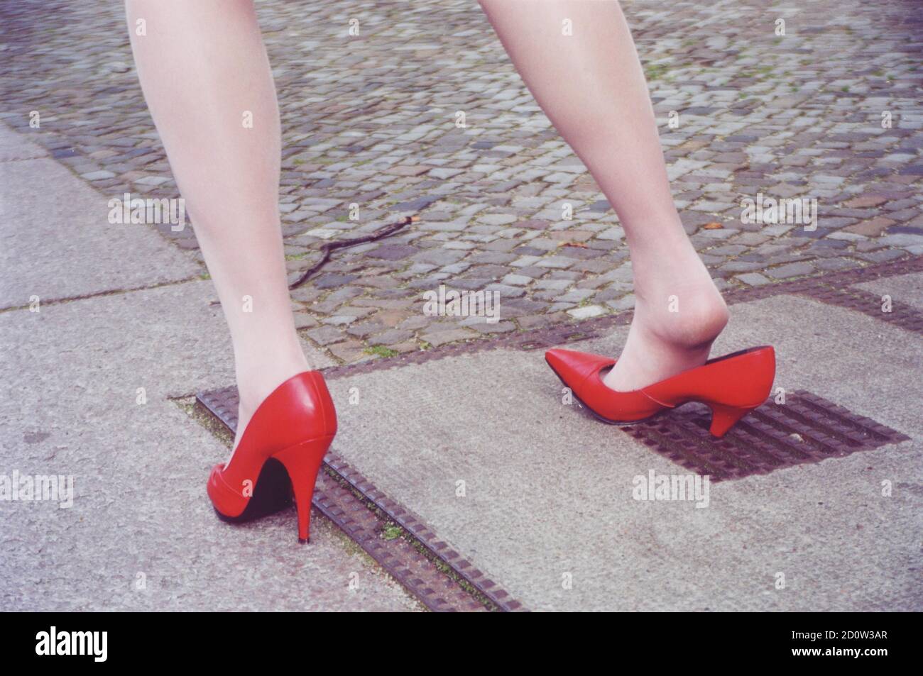 Malheur, la femme est coincée dans un trou aux talons hauts, Berlin, Allemagne, Europe Banque D'Images