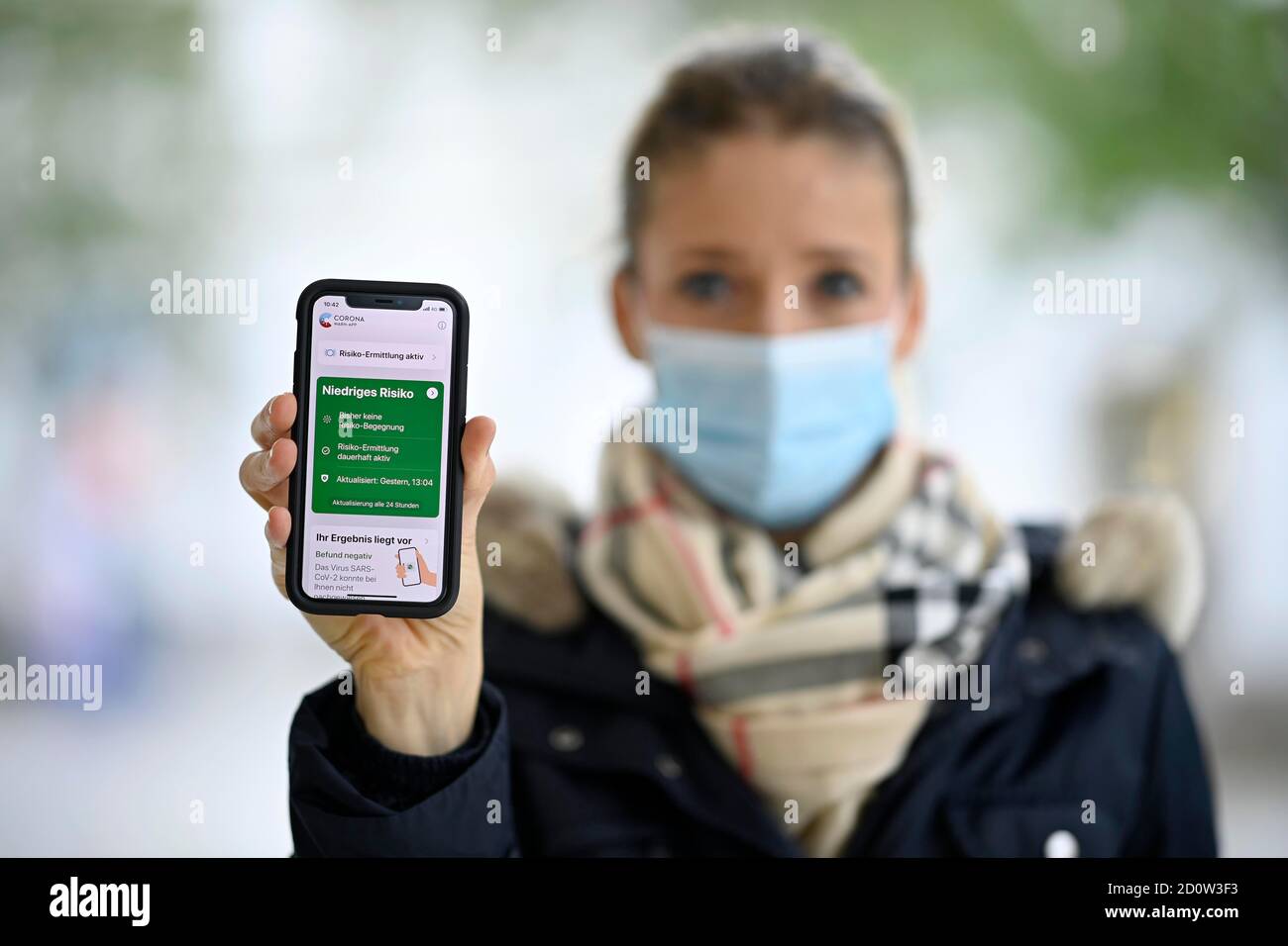 Résultat de test négatif, femme avec masque, montrant smartphone avec Corona warn-APP, Corona Crisis, Stuttgart, Bade-Wurtemberg, Allemagne, Europe Banque D'Images