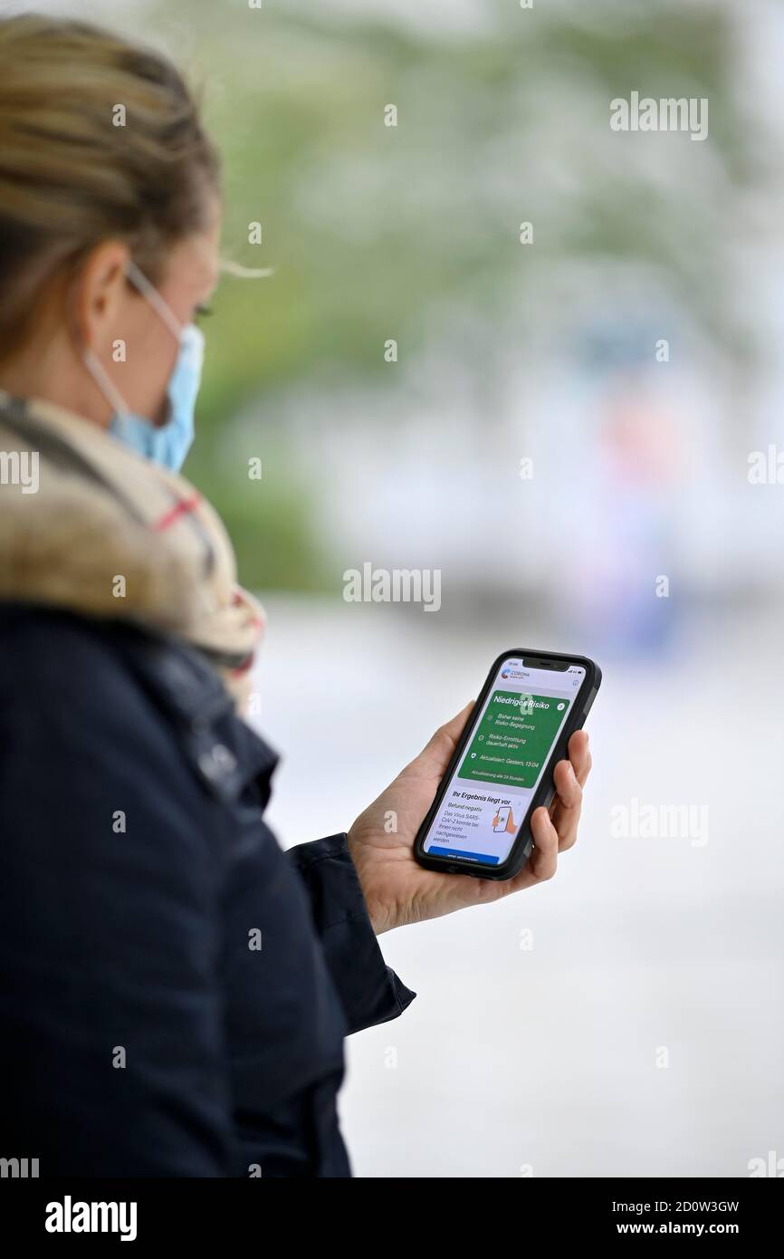 Résultat de test négatif, femme avec masque, montrant smartphone avec Corona warn-APP, Corona Crisis, Stuttgart, Bade-Wurtemberg, Allemagne, Europe Banque D'Images