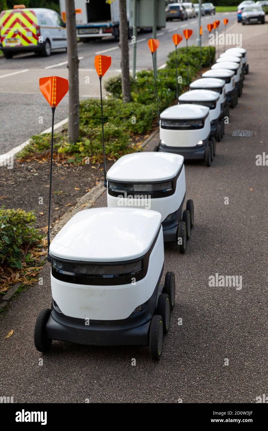 MILTON KEYNES, Royaume-Uni - 1 SEPTEMBRE 2020 : UNE ligne de robots de livraison automatisés sur le trottoir dans la banlieue de la ville britannique. Banque D'Images