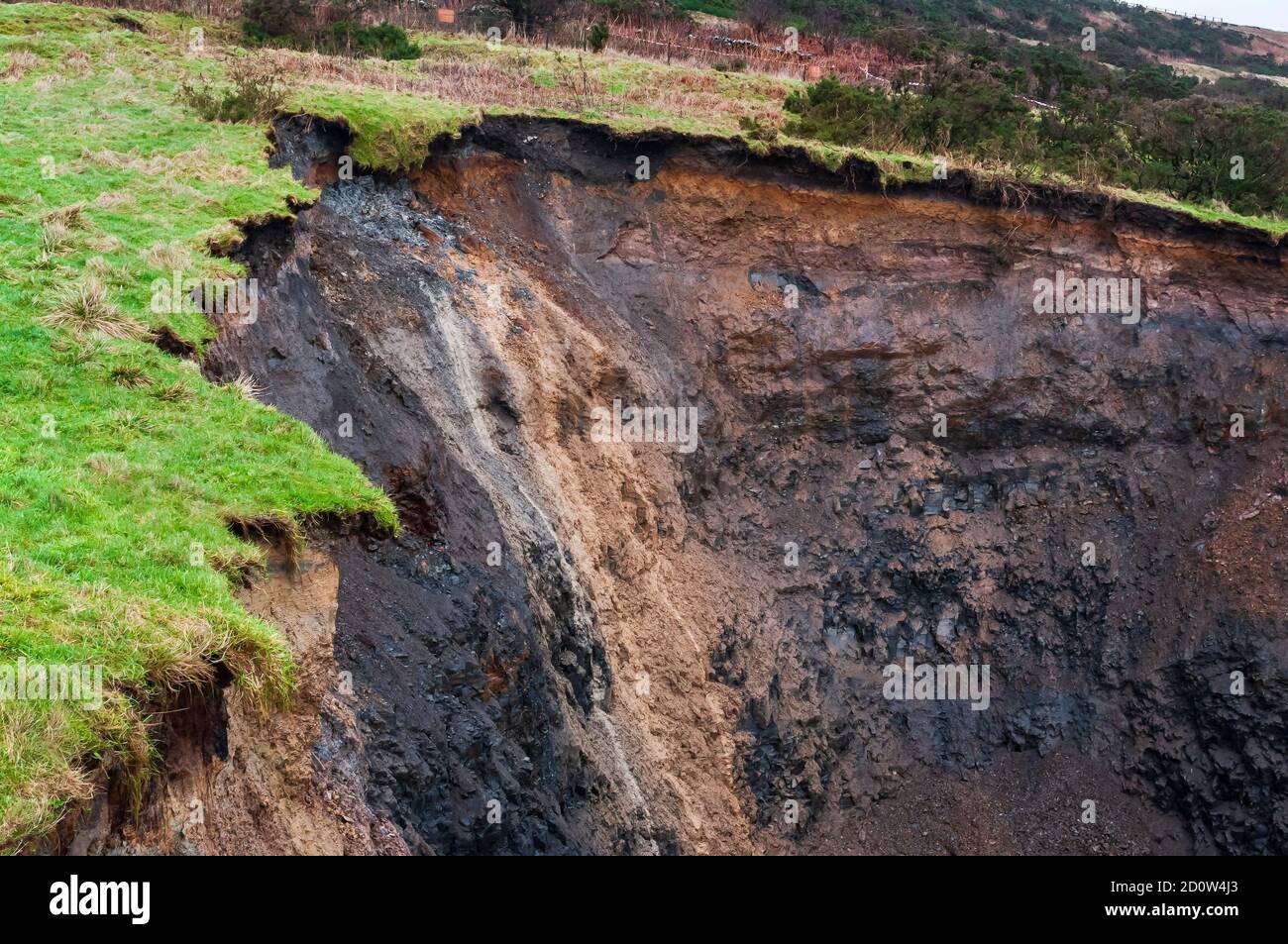 Gouffre massif causé par un effondrement du fardeau du schiste en travaux miniers profonds souterrains, en 2013 à Foolow près d'Eyam dans le Derbyshire. Banque D'Images