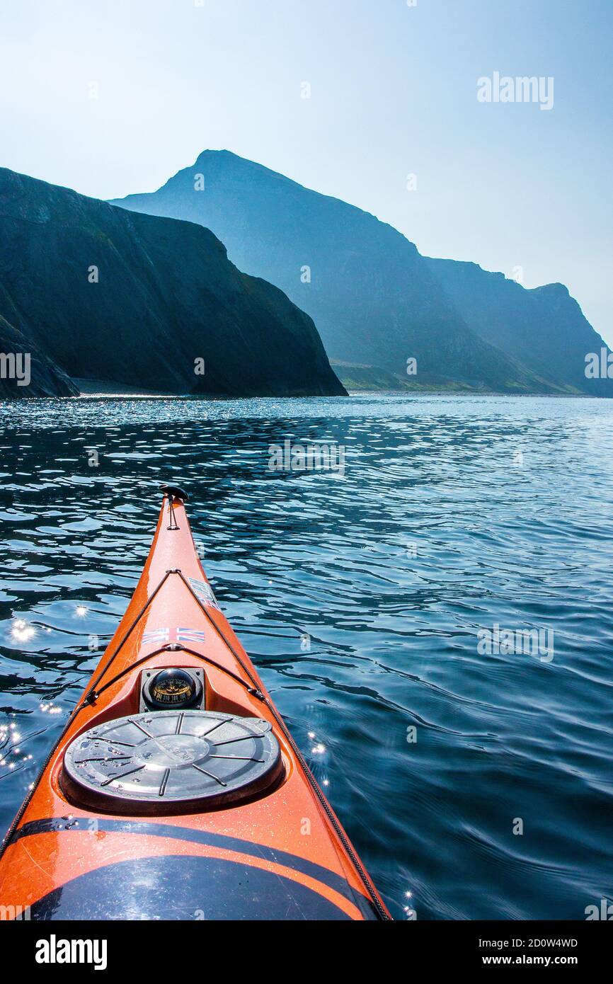 Kayak de mer en dessous de l'année eIFL. YR eIFL (également connu sous le nom de rivaux) est un groupe de montagnes sur la côte nord de la péninsule de Llŷn, Gwynedd, au nord du pays de Galles Banque D'Images