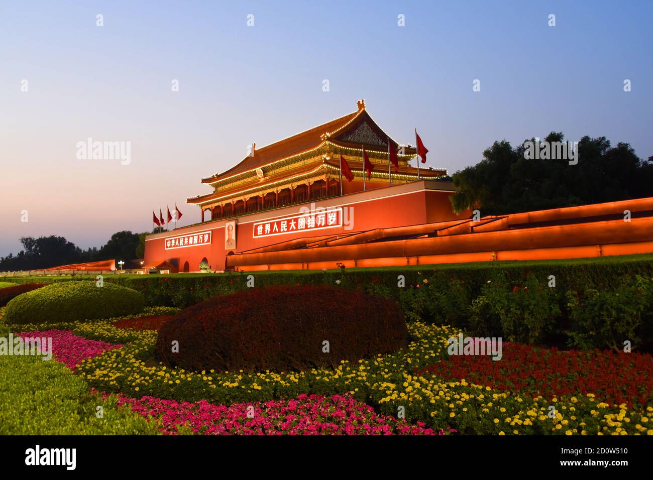 Pékin, Pékin, Chine. 3 octobre 2020. Beijingà¯ÂμÅ'CHINE-le 25 septembre 2020, le panier de fleurs ''sans-mère'' a été allumé sur la place tian 'anmen à Beijing. Les lumières lumineuses créent une atmosphère festive et paisible pour accueillir le festival de la fête nationale. Crédit : SIPA Asia/ZUMA Wire/Alay Live News Banque D'Images