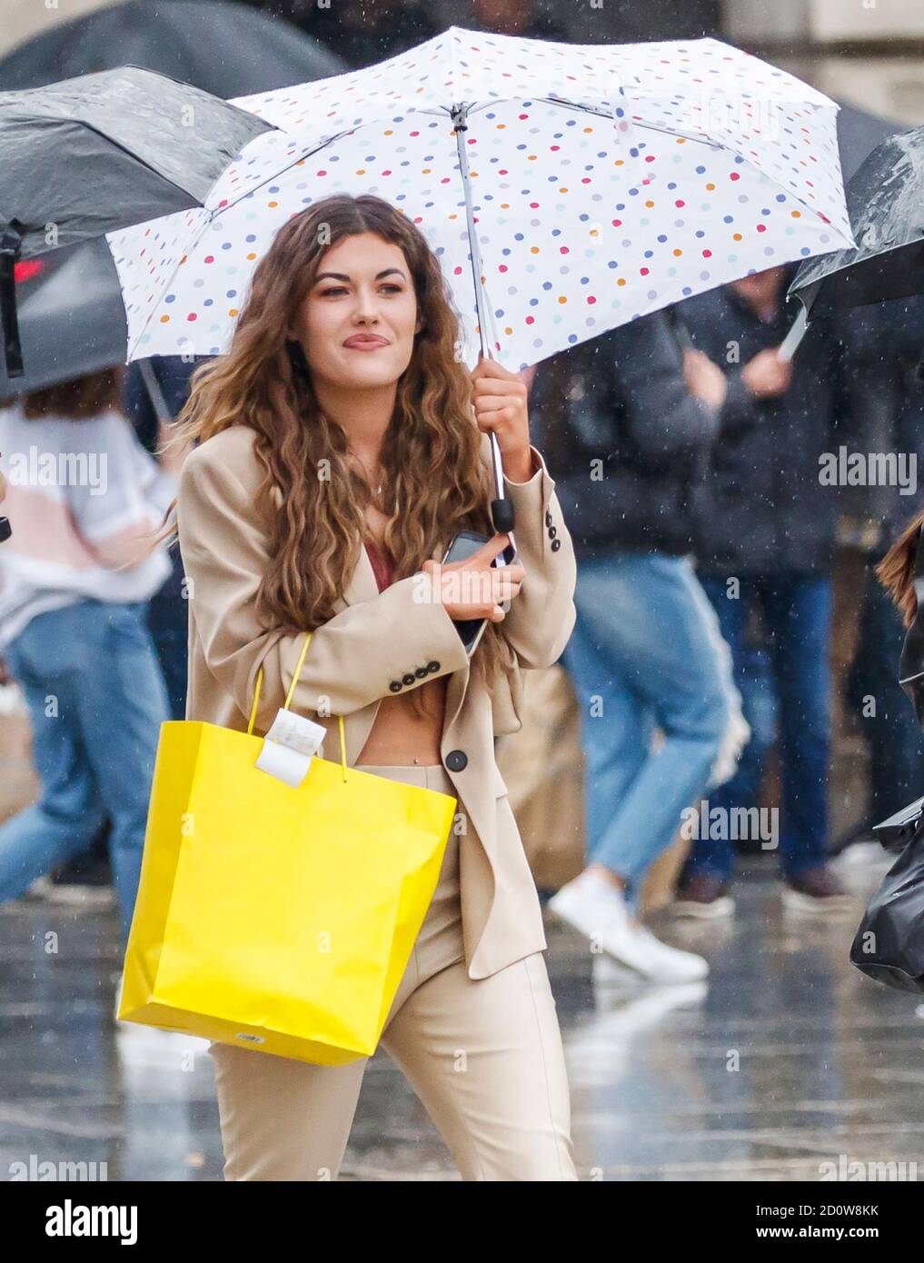 Une femme avec un parapluie dans le centre-ville de Nottingham, comme de fortes pluies arraque des parties du Royaume-Uni, avec le met Office émettant des avertissements non vus depuis mars, Comme des vents de jusqu'à 65 km/h sont attendus le long de la côte samedi avec de fortes pluies comme Storm Alex frappe le Royaume-Uni. Banque D'Images