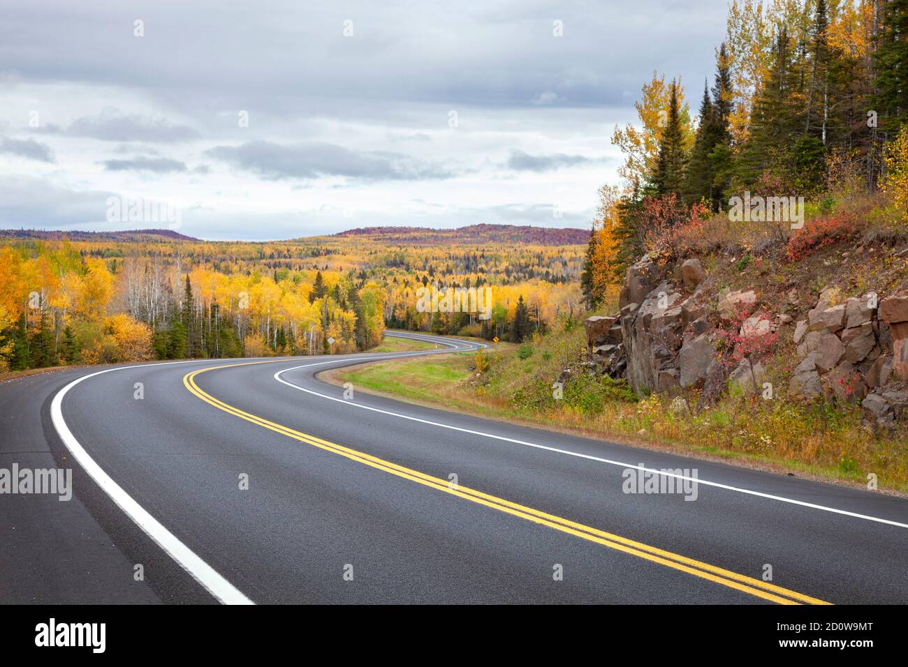 Route en courbe et arbres colorés dans le nord du Minnesota sur un jour d'automne Banque D'Images