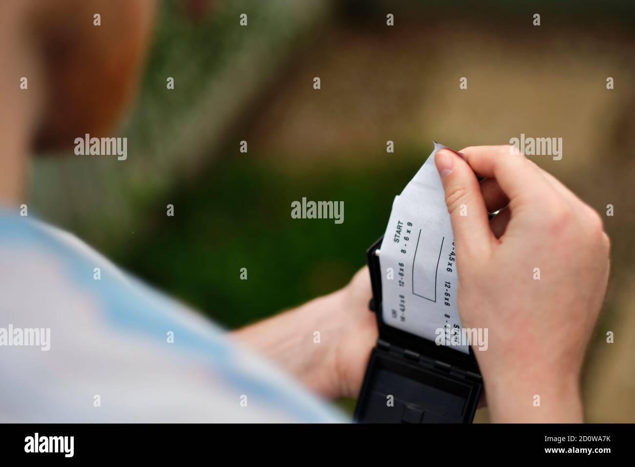 Un jeune homme charge un film photographique dans une caméra analogique, un support qui a vu une résurgence ces dernières années (MR) Banque D'Images