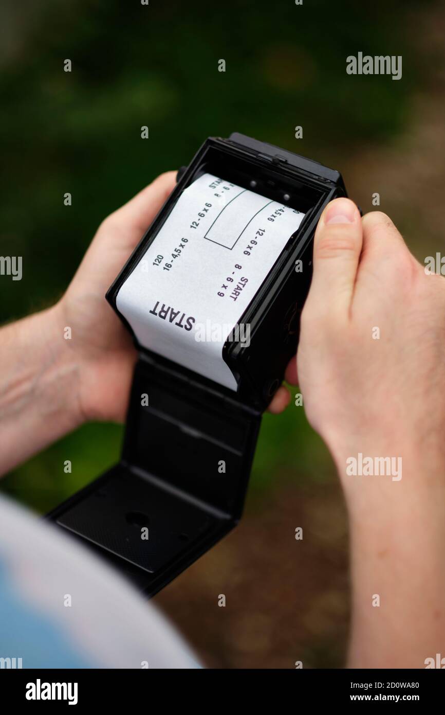 Un jeune homme charge un film photographique dans une caméra analogique, un support qui a vu une résurgence ces dernières années (MR) Banque D'Images