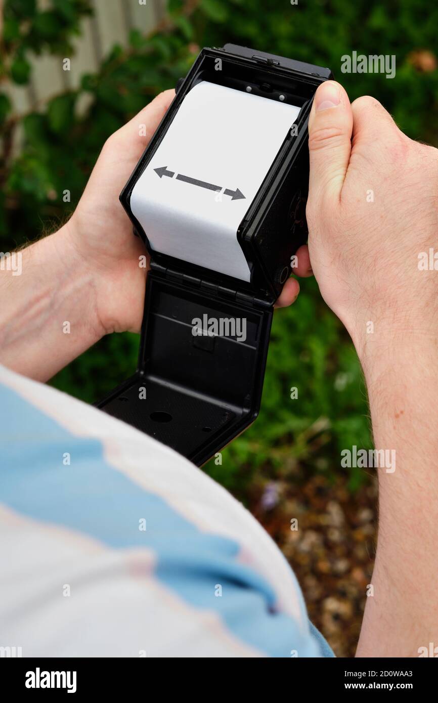 Un jeune homme charge un film photographique dans une caméra analogique, un support qui a vu une résurgence ces dernières années (MR) Banque D'Images