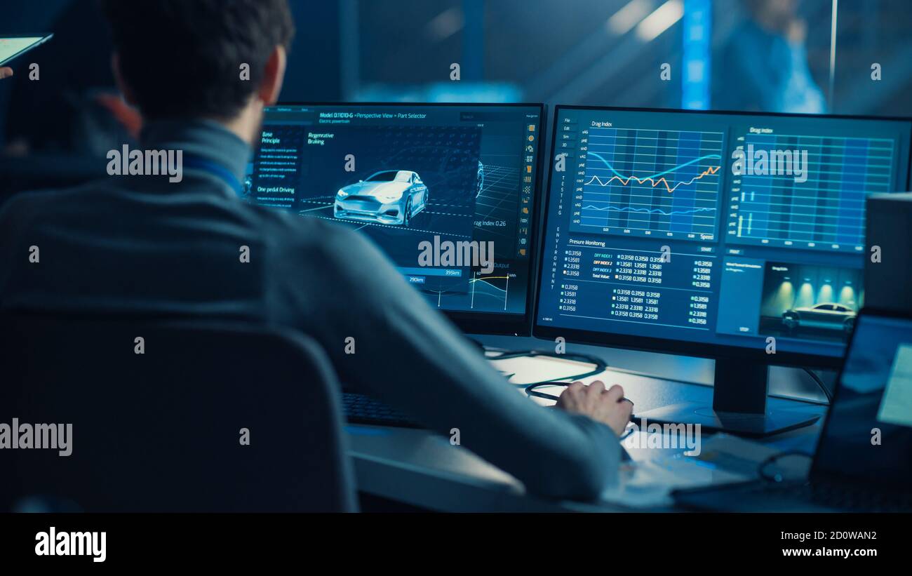 Professional Automotive Graphic Designer travaille sur le logiciel de CAO 3D Rendre Electric concept car et calculer son efficacité dans un Haute technologie Banque D'Images