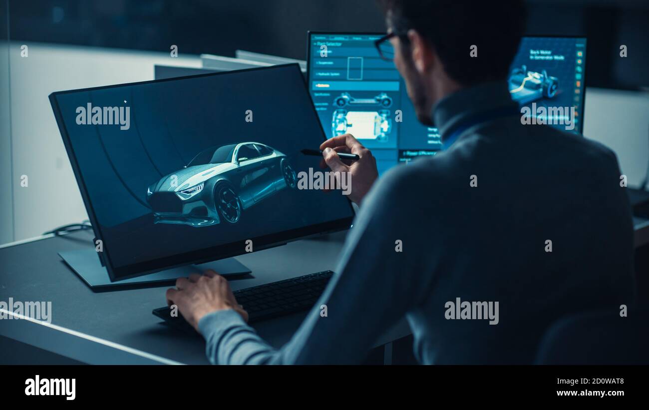 Professional Automotive Graphic Designer travaille sur le concept car Render Avec un stylet dans un laboratoire innovant de haute technologie Avec une voiture prototype Banque D'Images