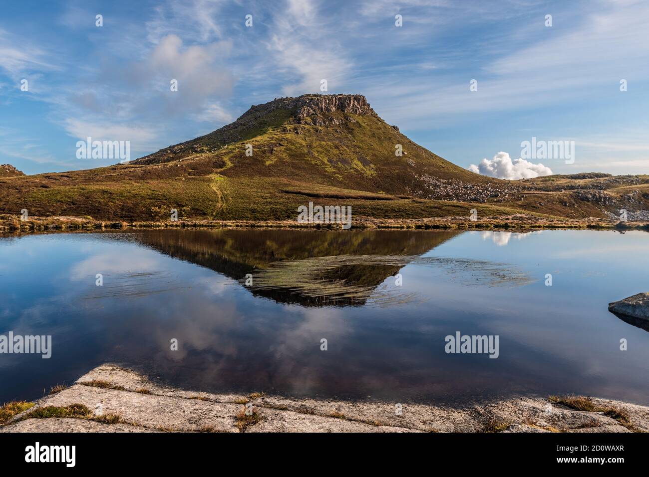 Reflet de Dun Caan dans un petit Lochan à la plage Ruadh sur Dun Caan l'île de Raasay Écosse. Banque D'Images