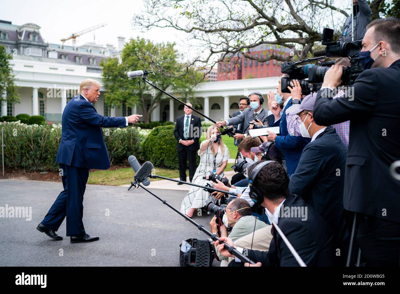 Le président Donald J. Trump s'entretient avec les membres de la presse le long de la voie d'accès South Lawn jeudi, 24 septembre 2020, avant d'embarquer à bord de Marine One en route vers joint base Andrews, Maryland, pour commencer son voyage en Caroline du Nord et en Floride. (ÉTATS-UNIS) Banque D'Images