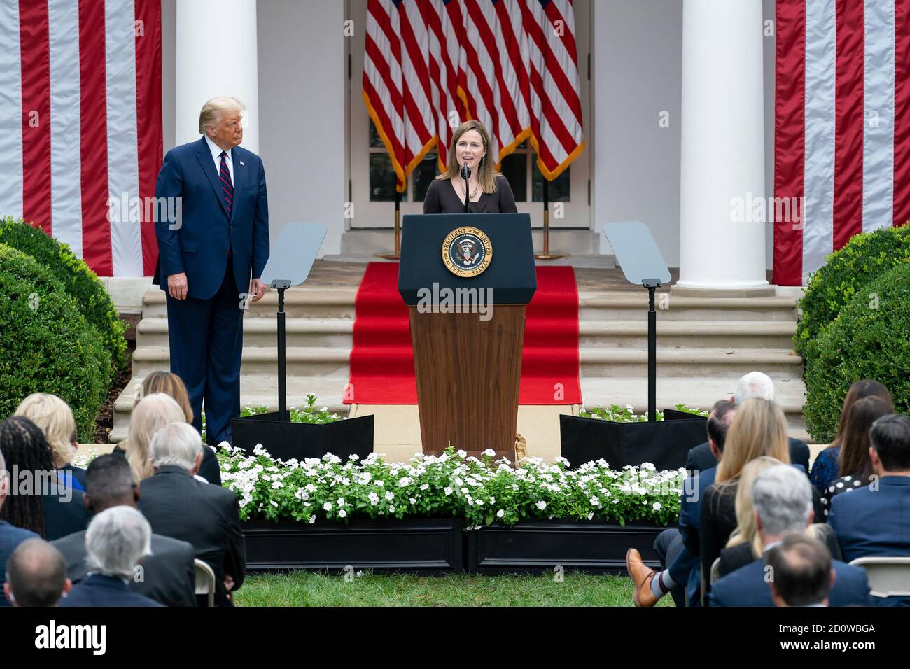 La juge Amy Coney Barrett prononce un discours après que le président Donald J. Trump l'a annoncé comme son candidat à la Cour suprême des États-Unis pour la nomination de son juge associé le samedi 26 septembre 2020, dans le jardin des roses de la Maison Blanche. (ÉTATS-UNIS) Banque D'Images