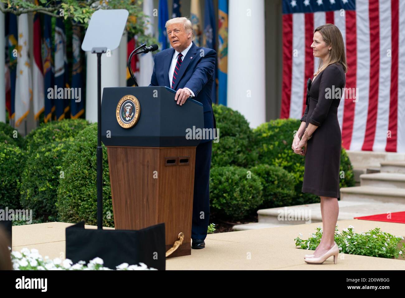 Le président Donald J. Trump annonce la nomination du juge Amy Coney Barrett au poste de juge associé de la Cour suprême des États-Unis le samedi 26 septembre 2020, dans le jardin des roses de la Maison Blanche. (ÉTATS-UNIS) Banque D'Images