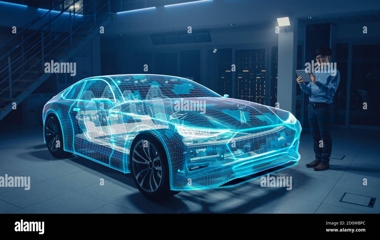 Ingénieur automobile travaillant sur la plate-forme de châssis de voiture électrique, utilisant un Tablet PC avec le logiciel de réalité augmentée 3D. Installation futuriste Banque D'Images