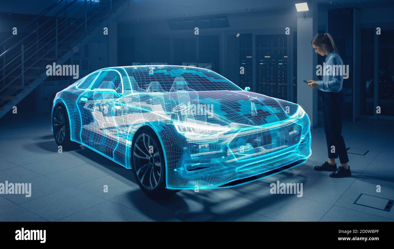 Une ingénieure automobile utilise une tablette numérique avec réalité augmentée pour l'édition et l'amélioration de la conception automobile. La visualisation graphique 3D s'affiche entièrement Banque D'Images