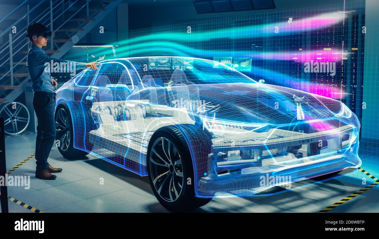 Ingénieur portant un casque réalité augmentée travaillant sur une nouvelle plate-forme de châssis de voiture électrique. Visualisation graphique 3D le modèle virtuel d'un véhicule est Banque D'Images