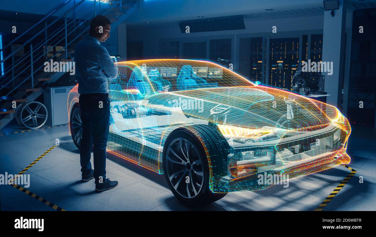 Dans l'automobile innovation Facility automobile Design Engineer travaillant sur la projection 3D de modèle holographique de voiture électrique. Concept futuriste de virtuel Banque D'Images