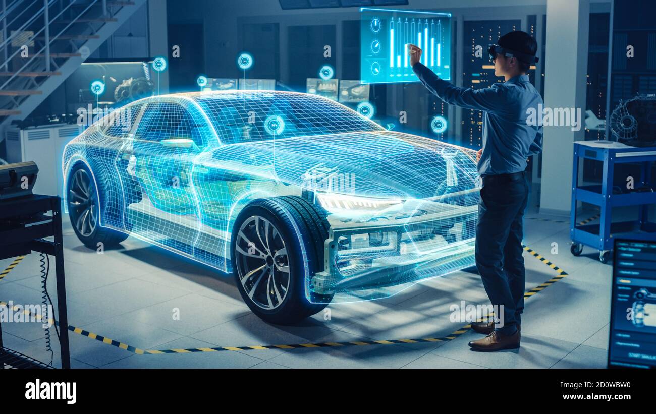 Ingénieur automobile utilisant le casque de réalité virtuelle pour l'analyse et l'amélioration de la conception de modèles 3D de voiture électrique virtuelle. La visualisation graphique 3D s'affiche Banque D'Images