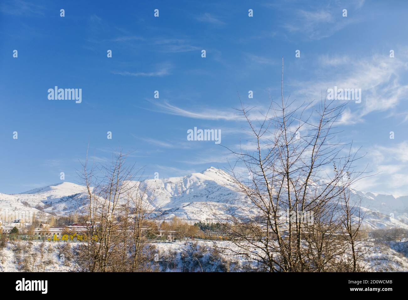 Layner, le village de Chimgan, Ouzbékistan. Paysage de neige de montagne d'hiver Banque D'Images