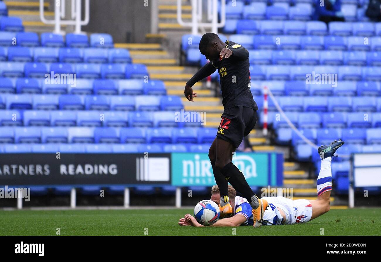 Madejski Stadium, Reading, Berkshire, Royaume-Uni. 3 octobre 2020. Championnat de football de la Ligue anglaise de football, Reading versus Watford; Ken Sema de Watford passe devant la diapositive de Michael Morrison de Reading Credit: Action plus Sports/Alay Live News Banque D'Images