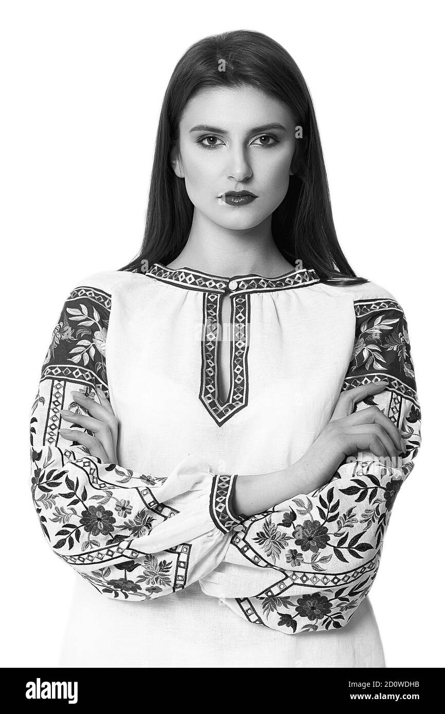 Jeune belle fille brunette portant une chemise brodée de style ethnique magnifique, dérivé moderne de la conception ukrainienne traditionnelle vyshyvanka. Mode Banque D'Images