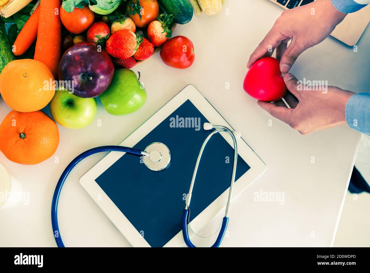 Alimentation des fruits et légumes pour le contrôle du cholestérol avec des mains nutritionnistes montrant la conscience et la prévention des maladies cardiaques. Une alimentation saine Banque D'Images