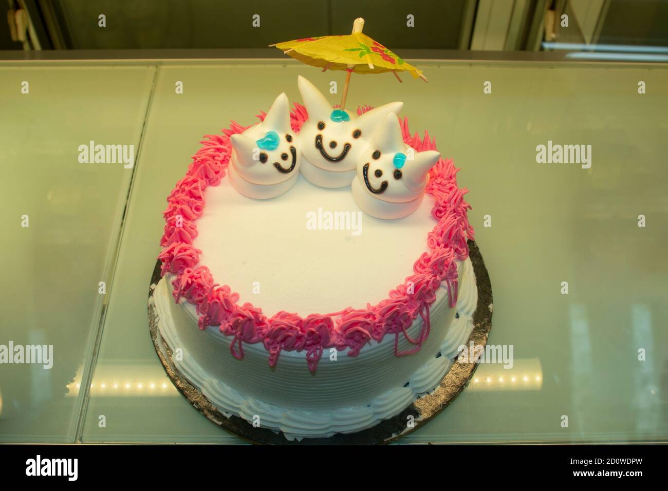 Un incroyable gâteau d'anniversaire rose blanc et jaune au goût et l'odeur Banque D'Images