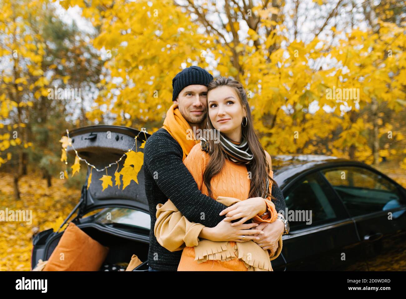 Beau portrait d'un jeune couple dans la forêt d'automne Banque D'Images