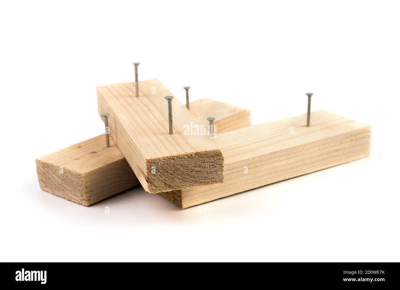 Les clous métalliques ne sont pas complètement entraînés dans les lattes en bois. Banque D'Images