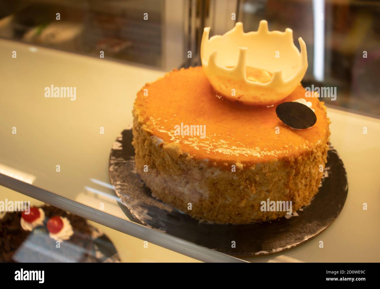 Joyeux Anniversaire Delicieux Gateau Blanc Et Doux Couleur Claire Photo Stock Alamy
