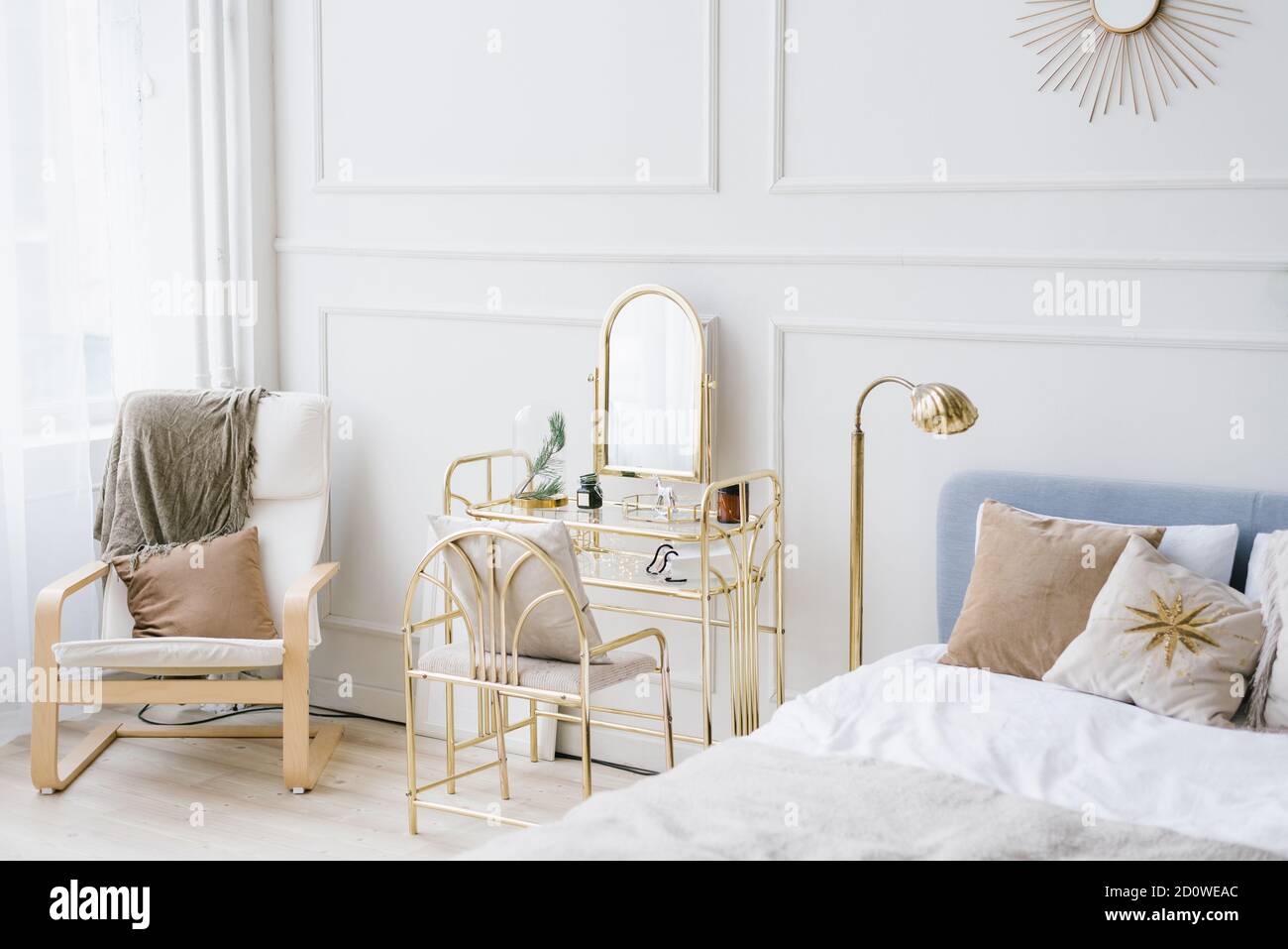 Une chambre lumineuse et douce avec un lit, une chaise et une table de boudoir près de la fenêtre pour une jeune fille de style scandinave ou néoclassique Banque D'Images