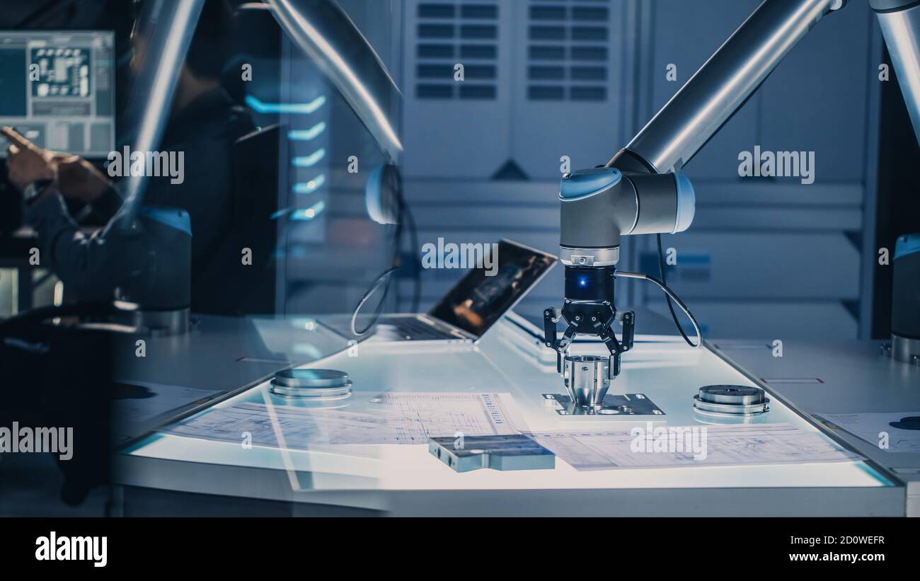 Le bras robotique futuriste d'intelligence artificielle fonctionne et déplace un objet métallique, le pique ou le met vers le haut. Laboratoire de recherche haute technologie avec Banque D'Images