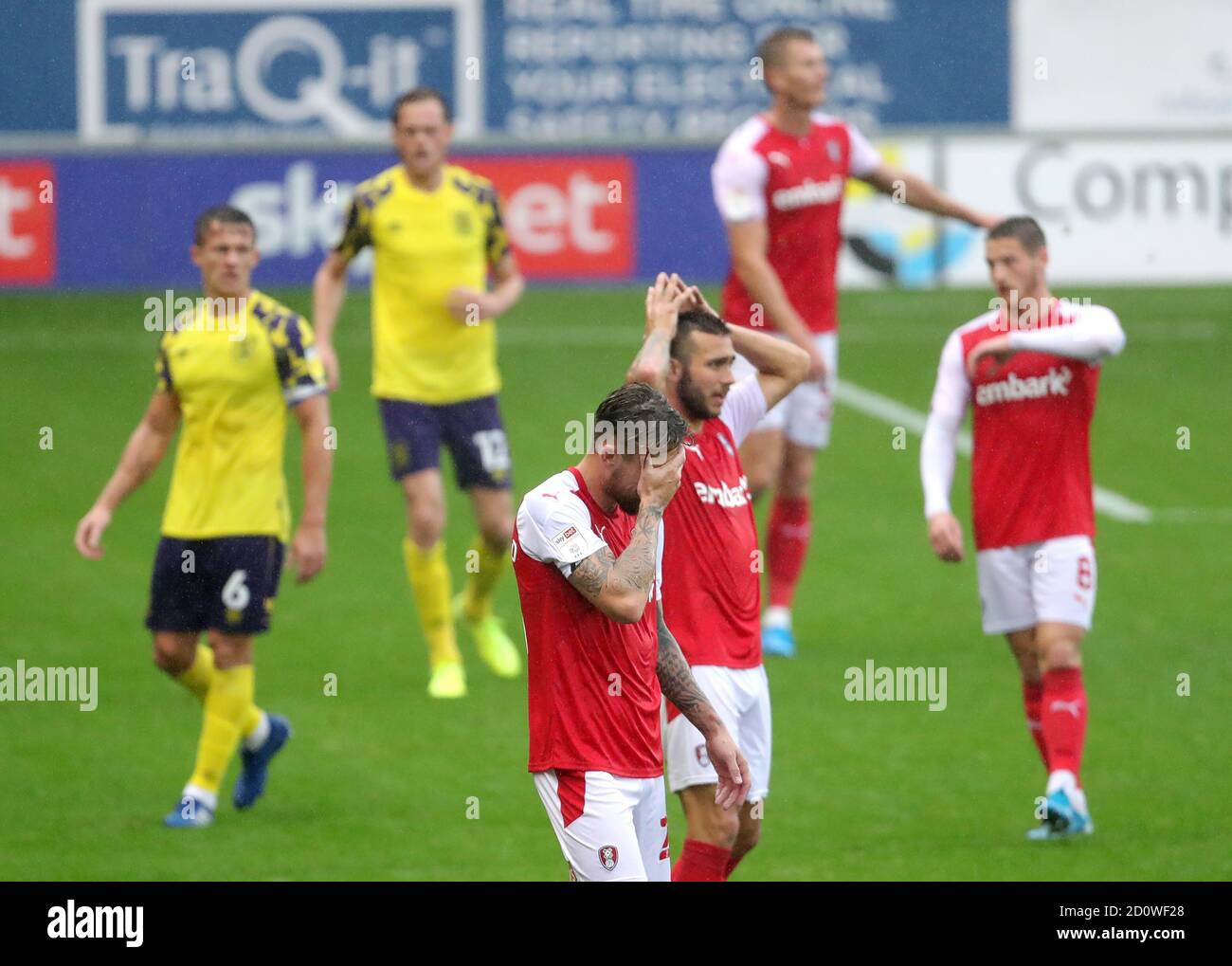 Angus MacDonald (au centre) de Rotherham United réagit après avoir marquant son propre but lors du match du championnat Sky Bet au stade AESSEAL New York. Banque D'Images