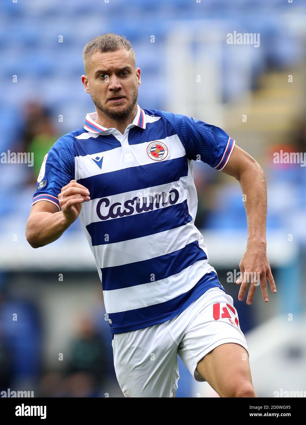 La lecture de George Puscas lors du match de championnat Sky Bet au Madejski Stadium, Reading. Banque D'Images