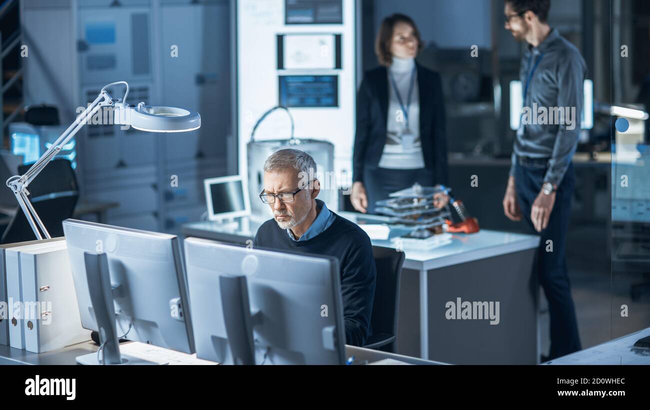 Équipe internationale diversifiée d'ingénieurs industriels et de scientifiques travaillant au Centre de développement de laboratoires de recherche. Personnes travaillant sur Nouveau efficace Banque D'Images