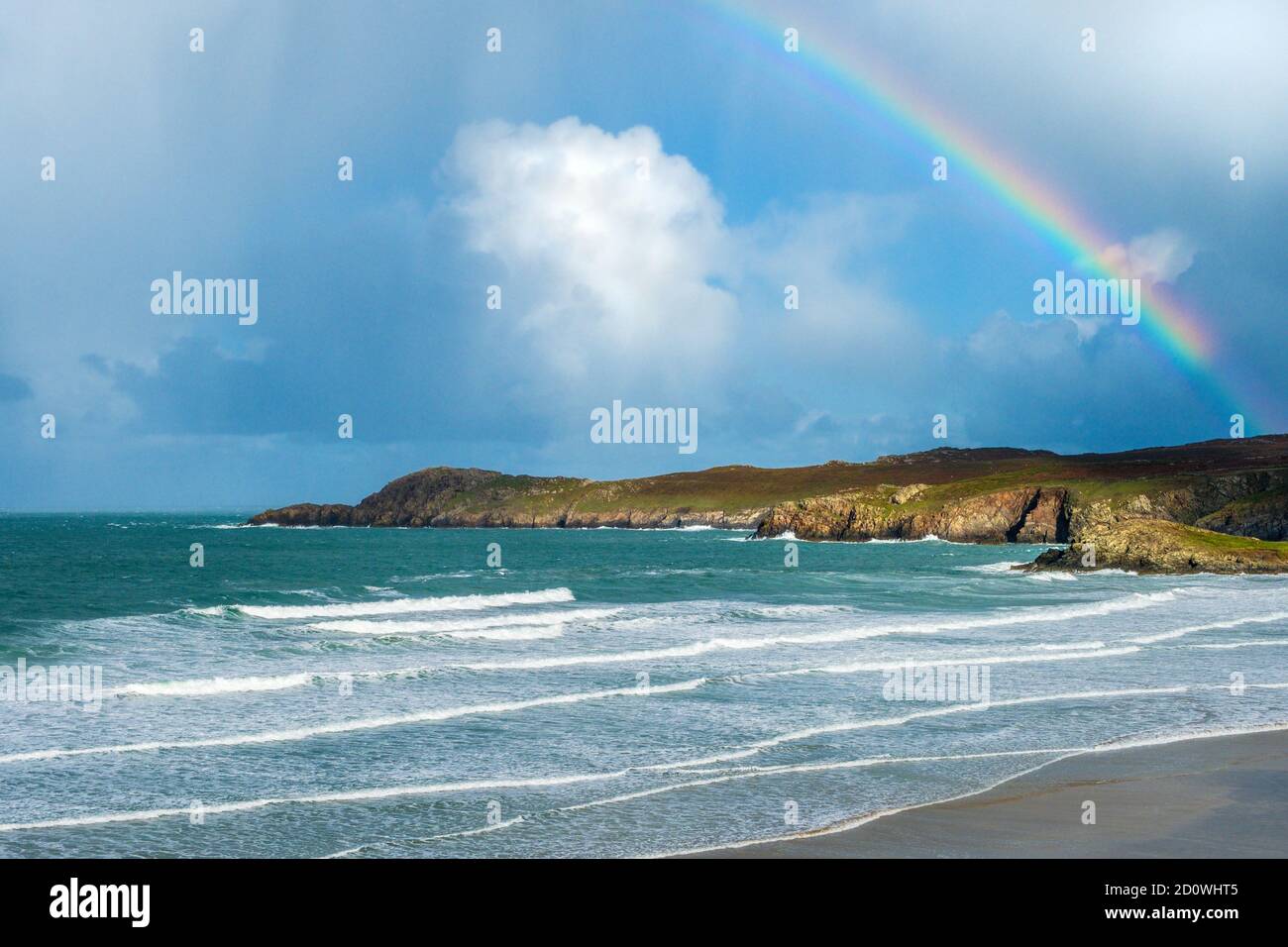 Arc-en-ciel sur la plage de Whitesands sur la péninsule de St David, Pembrokeshire Banque D'Images