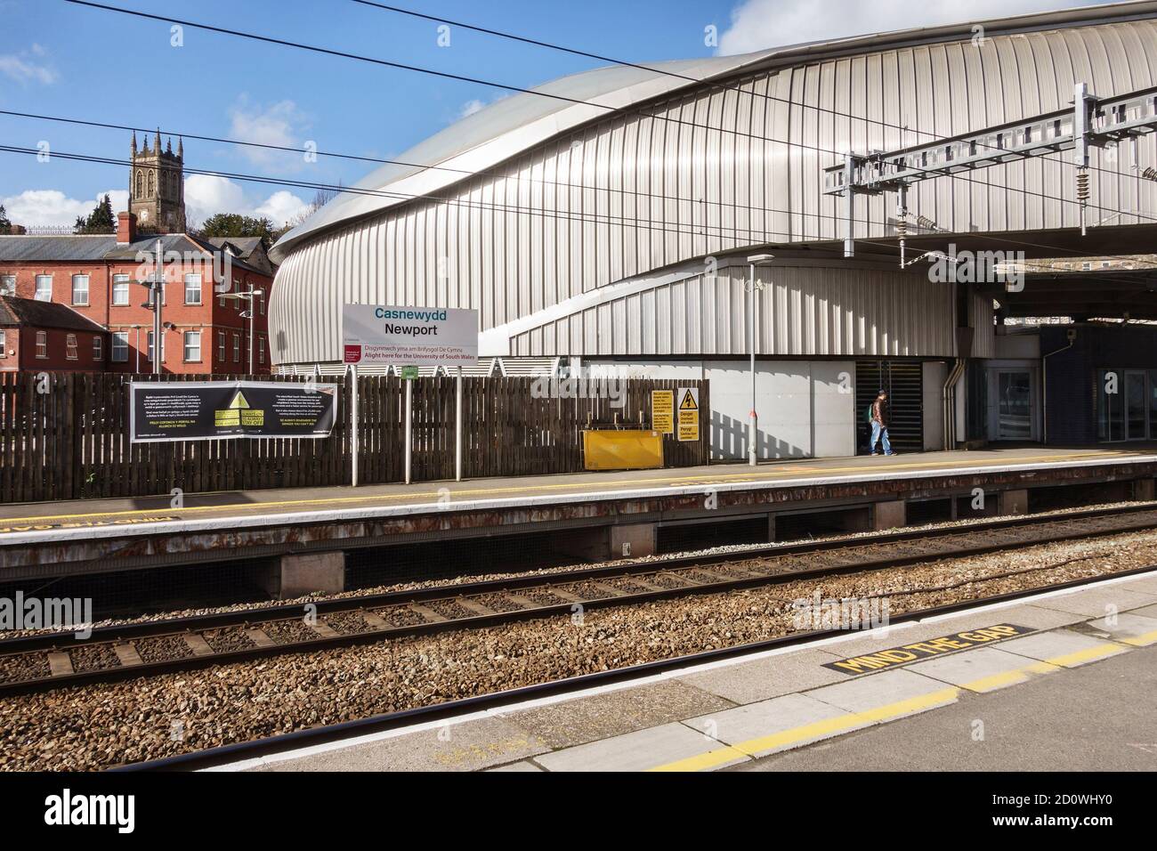 La gare et le pont à pied à Newport, au sud du pays de Galles, au Royaume-Uni. La station est exploitée par transport for Wales (TFW) et a été reconstruite en 2009 Banque D'Images