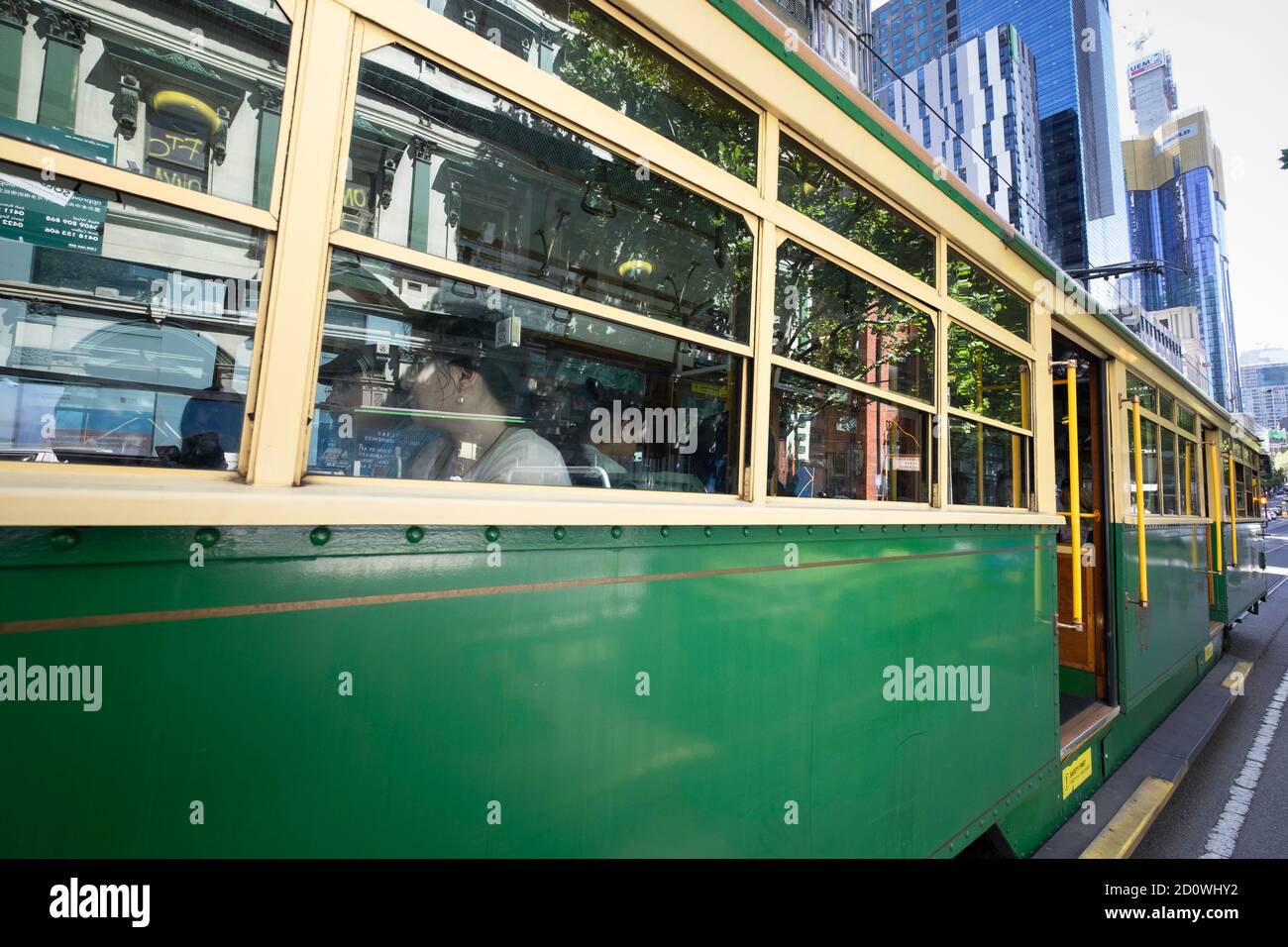 Tramway vert vintage de classe W dans le service de tramway City Circle. Tramway gratuit destiné principalement aux touristes qui se rendent dans le quartier central des affaires de Melbourne Banque D'Images