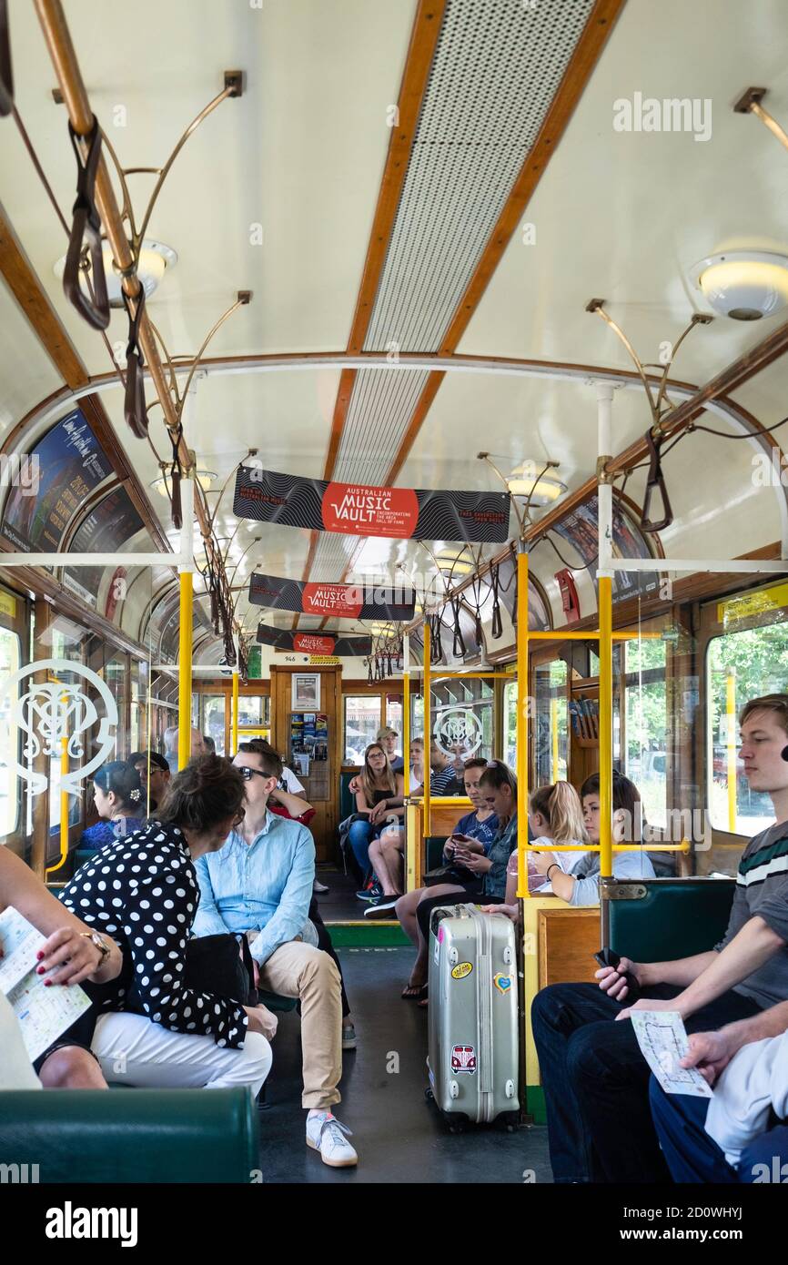 Intérieur avec passagers d'un tramway de classe W en ville Service Circle Banque D'Images