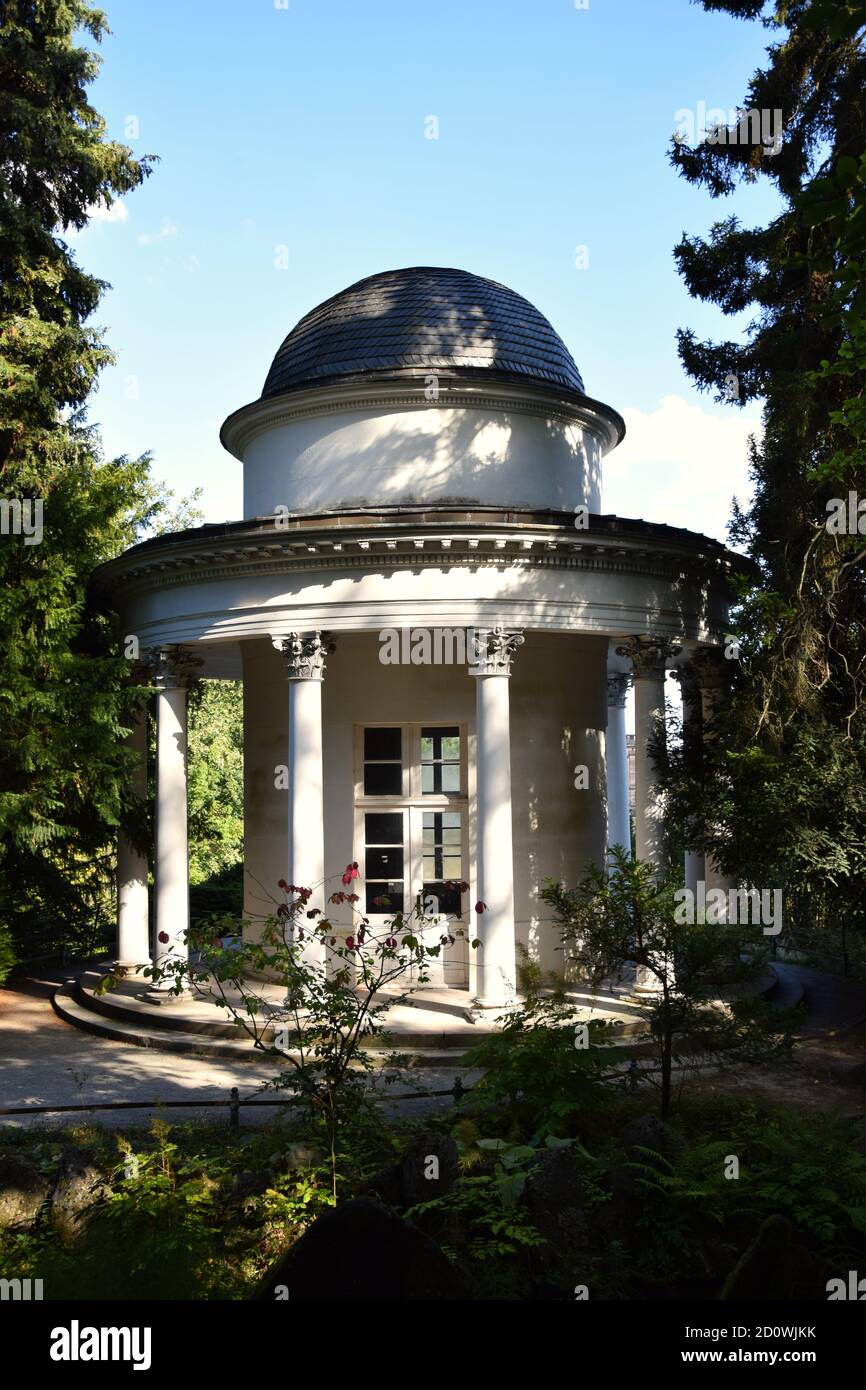 Wasserspiele - Plutogrotte, Teufelsbrücke et le temple de Jussow Banque D'Images