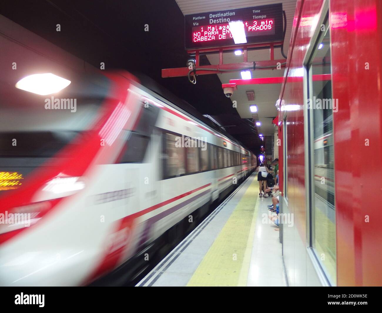 Train Renfe cercanias arrivant à la gare de Fuengirola. Province de Málaga, Andalousie, Espagne. Banque D'Images