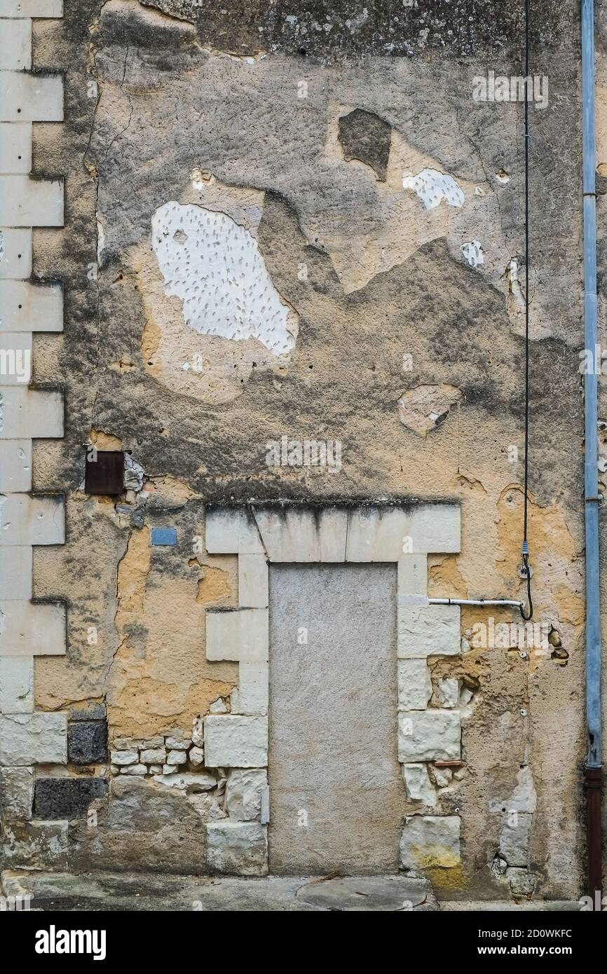 Porte bloquée de l'ancien bâtiment en besoin de rénovation - France. Banque D'Images