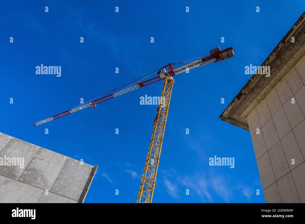 Vue à œil de ver de la grande grue de la tour « Matebat » sur le chantier de Tours, France. Banque D'Images