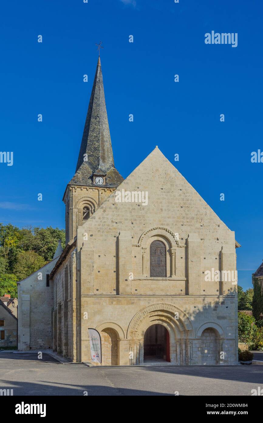Façade rénovée et rénovée de l'église de la celle-Guenand, Indre-et-Loire, France. Banque D'Images
