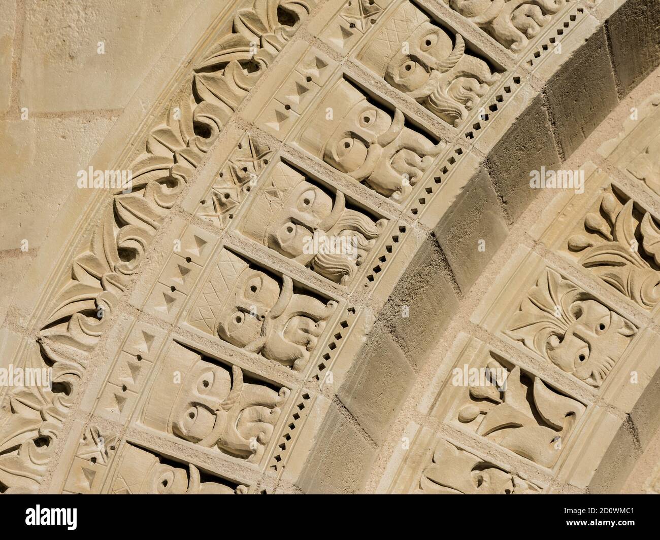 Des pierres sculptées rénovées et renouvelées au-dessus de l'entrée de l'église de la celle-Guenand, Indre-et-Loire, France. Banque D'Images