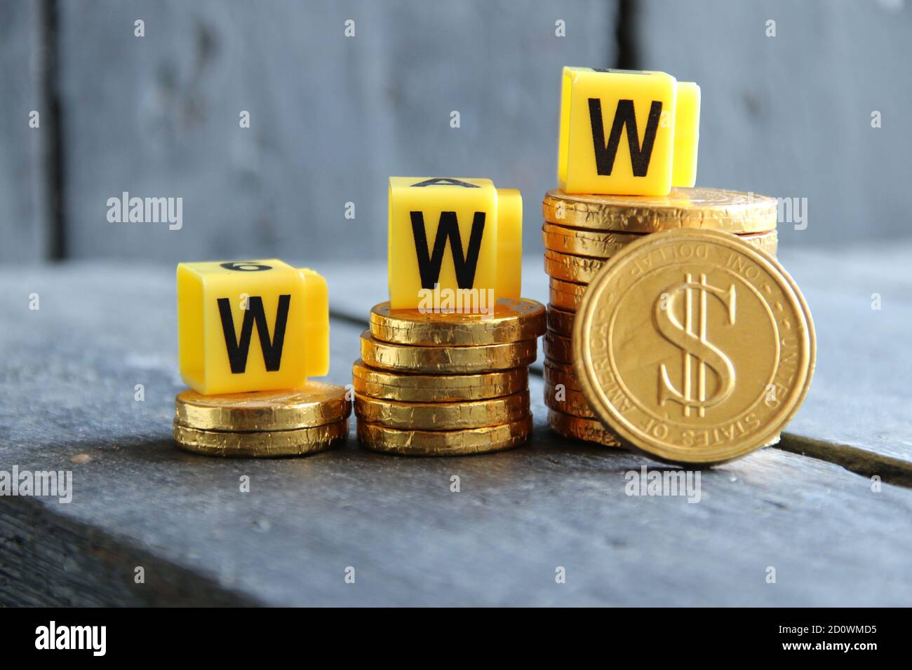 concept créatif d'affaires en ligne, pièces de monnaie et lettres d'or Banque D'Images