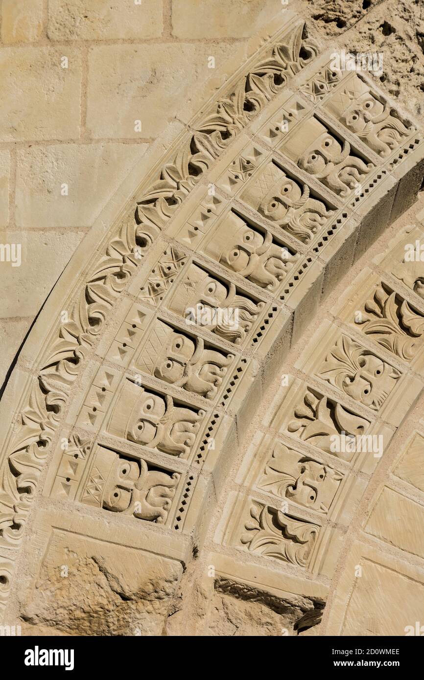 Des pierres sculptées rénovées et renouvelées au-dessus de l'entrée de l'église de la celle-Guenand, Indre-et-Loire, France. Banque D'Images